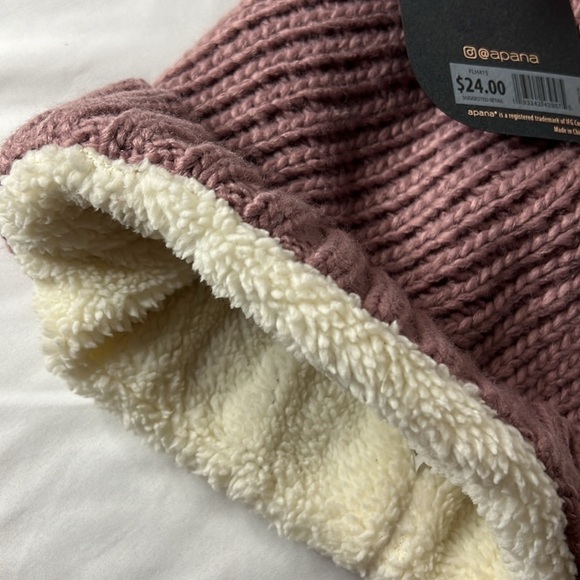 Apana Women’s Dusty Mauve Dusty Rose Cable Knit Pom Beanie Ivory Fleece Interior - Picture 6 of 8